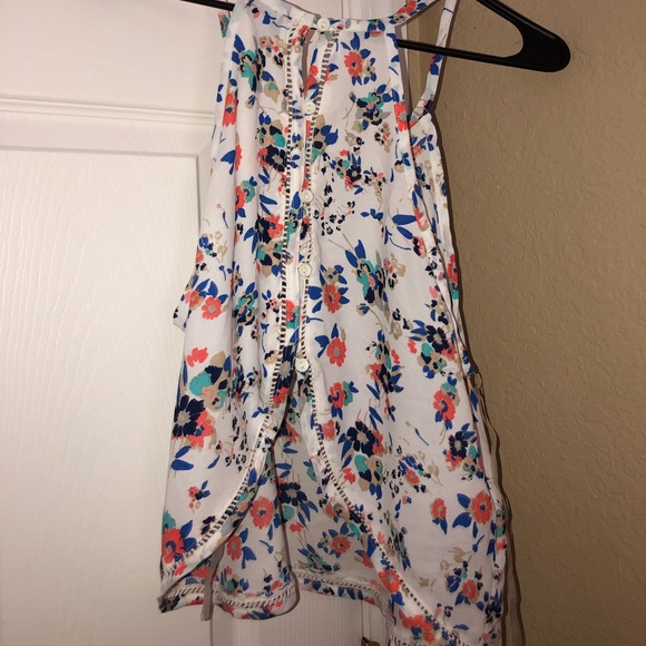 White top with open back - Picture 2 of 3